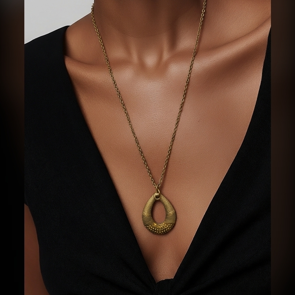 Elegant Gold Teardrop Pendant Necklace